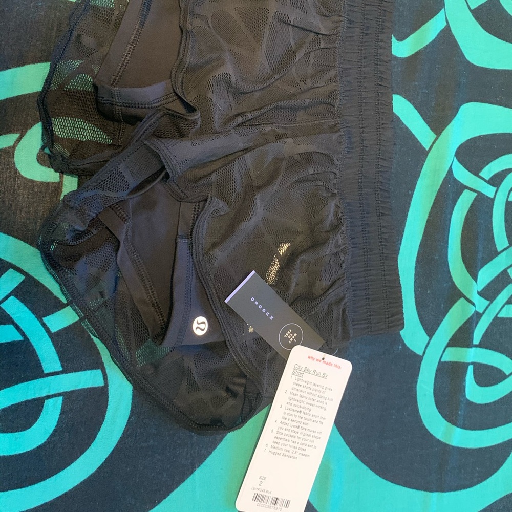 Women’s LuLuLemon city sky run by short